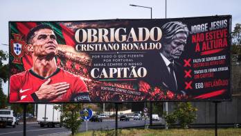 Un cartel en el exterior del estadio da Luz, de Lisboa, de apoyo y agradecimiento al capitán de Portugal.