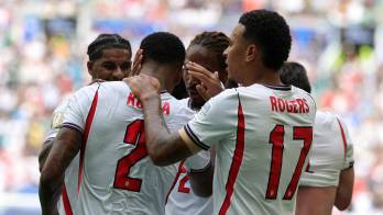 Ezri Konsa de Inglaterra celebra con sus compañeros tras marcar.