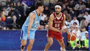 El escolta Jhivvan Jackson (d) se lesionó durante el entrenamiento del miércoles con la selección panameña.