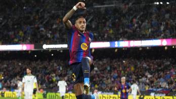 El delantero brasileño del Barcelona Raphinha celebra su gol.