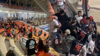 La pelea entre jugadores se extendió a las gradas y dejó varios heridos.