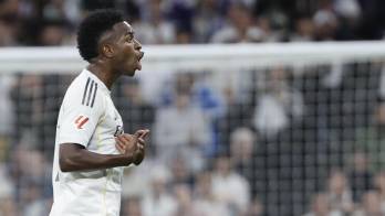 El delantero del Real Madrid Vinicius Jr, reacciona al ser sustituido durante el partido de la décima jornada de LaLiga EA Sports, que Real Madrid y FC Barcelona disputan este domingo en el estadio Santiago Bernabéu.