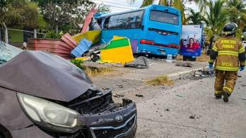 Escena del accidente en Colonsito, Chame, donde cuatro personas murieron tras el choque entre un bus y un sedán.