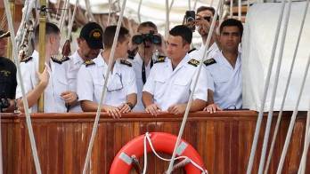 La princesa siguió parte de la travesía con ayuda de unos binoculares.