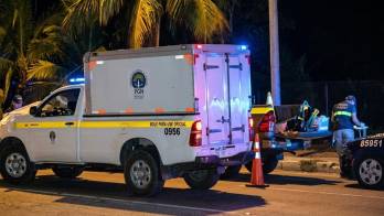 Peritos del Ministerio Público realizaron el levantamiento del cuerpo tras el choque fatal.