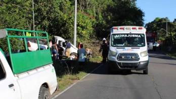 Personal del SUME 911 y del Cuerpo de Bomberos atendieron a los heridos tras el violento impacto en Manchuila, Bugaba.