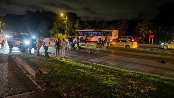 Escena del accidente en la vía Transístmica, en Las Lajas, donde una joven perdió la vida tras la colisión entre una motocicleta y un taxi.
