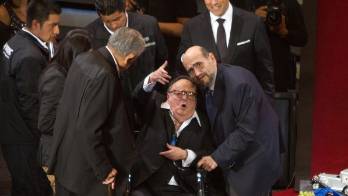 Fotografía de archivo fechada el 28 de febrero de 2012 donde se observa al comediante Roberto Gómez Bolaños (c), acompañado de los actores Ruben Aguirre (i), y Edgar Vivar (d), durante un homenaje en la Ciudad de México (México).