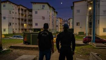 Unidades policiales acordonaron el área en Altos de Los Lagos tras el homicidio de un hombre atacado a tiros por desconocidos.