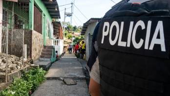 El sargento herido fue trasladado a un centro médico, mientras la policía desplegó operativos en el Valle de Urracá.