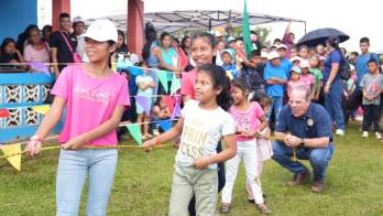 Miembros de la Cámara de Comercio y voluntarios durante una jornada de la Misión Toabré en comunidades del norte de Coclé.