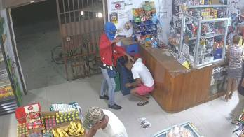 Las cámaras de videovigilancia captaron el momento en que dos hombres armados ingresaron al establecimiento y sometieron a clientes y trabajadores para cometer el robo.