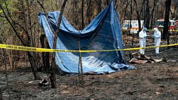 Autoridades policiales y del Ministerio Público acordonaron el área donde fue encontrado el cuerpo calcinado de un hombre de 52 años, en una zona rural de San Pedro del Rincón, mientras se investigan las circunstancias del hecho.