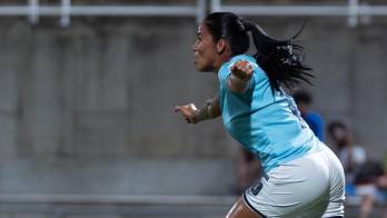 Rebeca Espinosa celebrando su anotación.