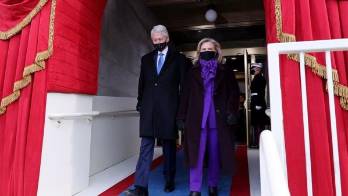 La fotografía de los Clinton y los Biden celebrando sin mascarilla es de 2016