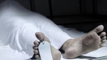 El cuerpo fue encontrado dentro de una habitación de alquiler, lo que activó el protocolo de investigación.