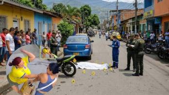 La secuencia captada por cámaras de seguridad muestra el momento exacto en que la discusión escala a una agresión con arma blanca en plena vía pública.