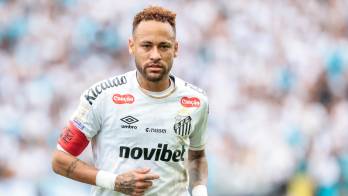 El delantero Neymar vuelve a vestir la camiseta de Brasil después de superar una larga etapa marcada por lesiones y ausencia de las convocatorias nacionales.
