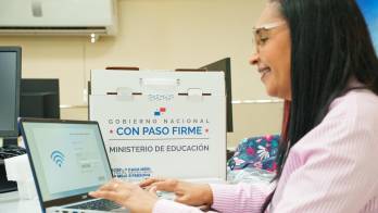 Profesora Magalys Romero recibiendo una AI PC (computadoras con inteligencia artificial) en la Región Educativa de Los Santos (Panamá).