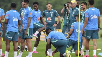 El seleccionador de Brasil, Carlo Ancelotti, durante el entrenamiento.
