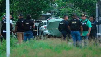 E sector de Villa Rica en Río Abajo un hombre fue ejecutado a tiros dentro de un auto y otro lucha por su vida en un hospital