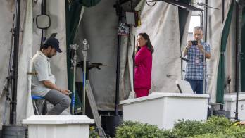 Fotografía del 18 de septiembre de 2026 de la corresponsal sénior de CNN en la Casa Blanca, Kristen Holmes (centro), trabajando en la cabina de transmisión de CNN situada en el Jardín Norte de la Casa Blanca en Washington D. C., Estados Unidos EFE/EPA/SHAWN THEW