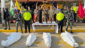 De la Espriella presentó ante la prensa cuatro cuerpos cubiertos con lonas blancas, resultado de un operativo policial en Riohacha contra las Autodefensas Conquistadoras de la Sierra Nevada (ACSN)