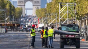 Los trabajadores instalan estructuras cerca de los Campos Elíseos y el Arco del Triunfo.