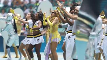 La cantante colombiana Shakira (c), se presenta este jueves, en la inauguración del Mundial de la FIFA 2026 en el estadio Ciudad de México.