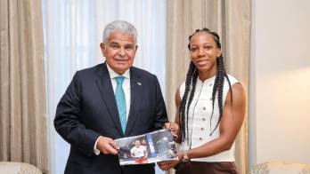 Joselyne Edwards junto al presidente José Raúl Mulino.