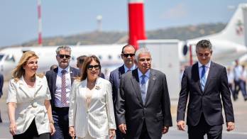 Mulino fue recibido ayer con honores oficiales en Atenas.