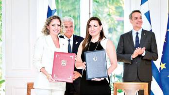 Firma de acuerdo de turismo.