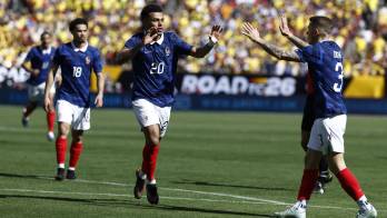 El francés Desire Doue celebra el gol que puso el 0-1 en el marcador durante el amistoso en Landover.