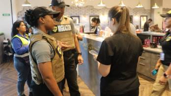 Cuatro de ellas ejercían labores remuneradas sin la autorización de trabajo exigida por la legislación panameña.