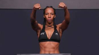 Joselyne Edwards posa tras marcar 135.5 libras en el pesaje oficial, lista para enfrentar a Norma Dumont en el combate coestelar de UFC Vegas 116.