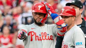 Edmundo Sosa celebra después de conectar uno de sus dos imparables ante los Cardenales de San Luis.