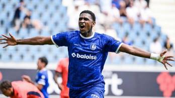 Josué Vergara celebra su primer gol en la primera división de Bélgica con el KAA Gent.