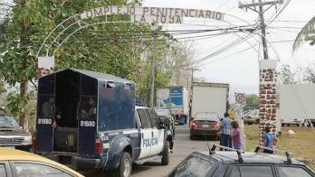 Los policías heridos participaban en las labores para recuperar el control del penal tras los disturbios.