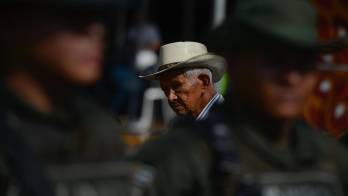 Fotografía de archivo en la que se ve a un hombre caminar junto a agentes de la Policía.
