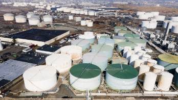 Terminal de tanques para el almacenamiento de petróleo crudo o refinado, así como otros líquidos industriales a granel en Bayonne, Nueva Jersey.