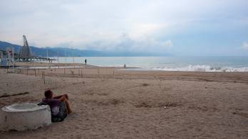 Turista descansa en playa