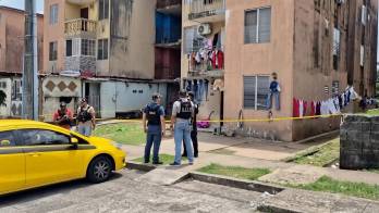 Agentes policiales acordonaron el multifamiliar en Nueva Providencia tras el asesinato del estudiante de 17 años que visitaba a familiares en el lugar.