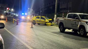 El taxi terminó con severos daños en su parte frontal tras impactar un poste del tendido eléctrico en la carretera Panamá-Colón.