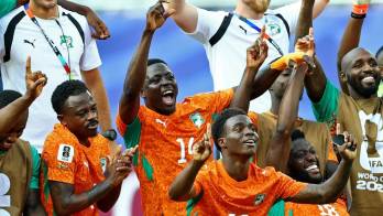 Los jugadores celebran tras el triunfo.