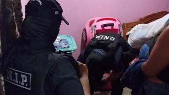 El rastreo de evidencias que vinculen al sospechoso.