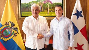 El mandatario Daniel Noboa (d), posando junto a su homólogo de Panamá José Raúl Mulino.