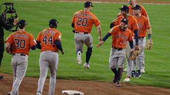 Los jugadores de los Astros festejan al final del encuentro.