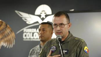El director de Seguridad Operacional de la Fuerza Aeroespacial Colombiana (FAC), coronel Luis Fernando Giraldo, habla durante una rueda de prensa este jueves, en Bogotá (Colombia).