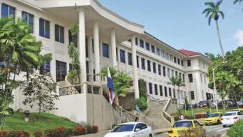 Corte quita poderes al titular de Salud