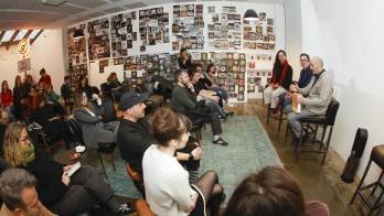 De izquierda a derecha: Sasha Correa, directora editorial del proyecto, Joxe Mari Aizega, director general de Basque Culinary Center y David Figueras, responsable de editorial Planeta Gastro, participan este martes en la presentación del libro 'Fermentos: La gastronomía de los microorganismos y las enzimas'.
